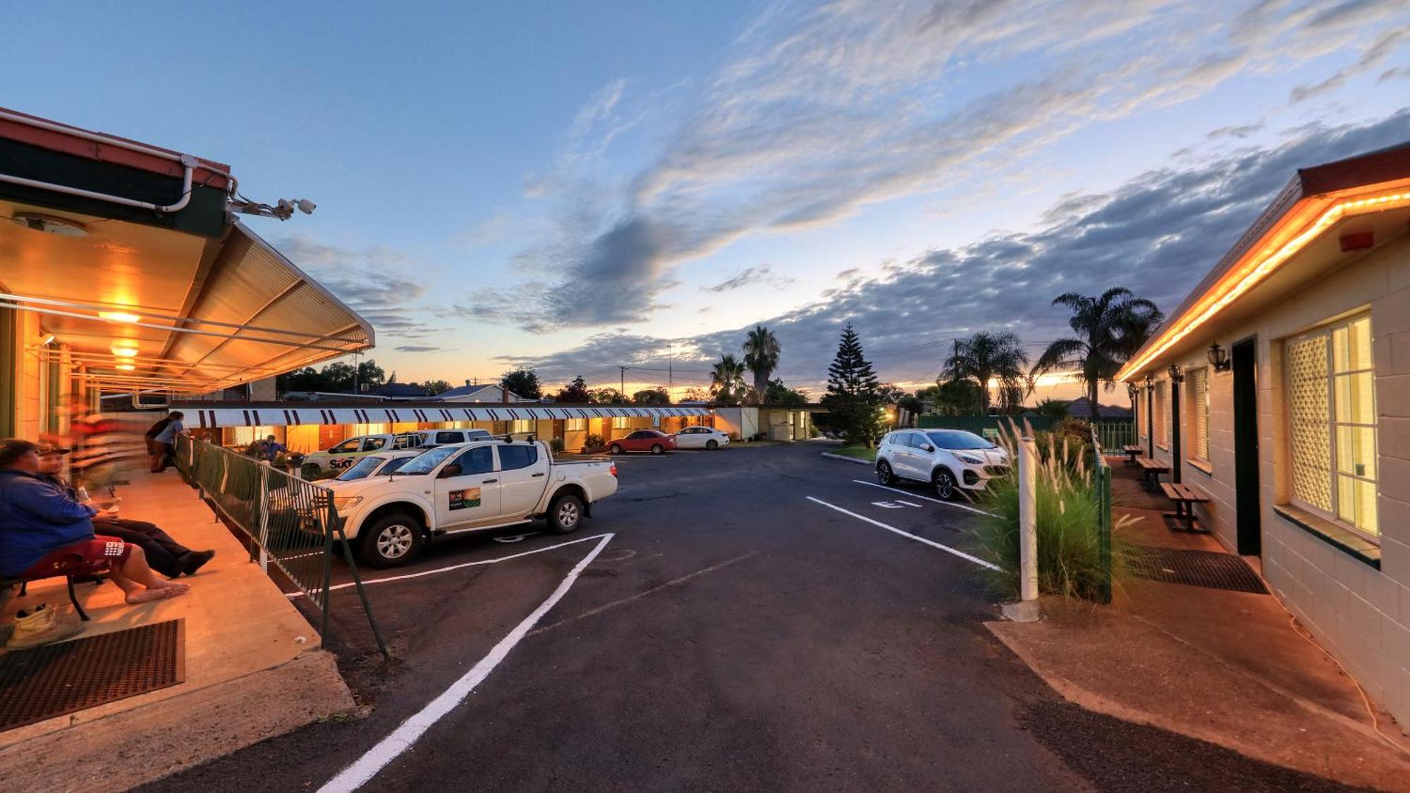 Golden Peak Motel Peakhill Peak Hill Exterior foto